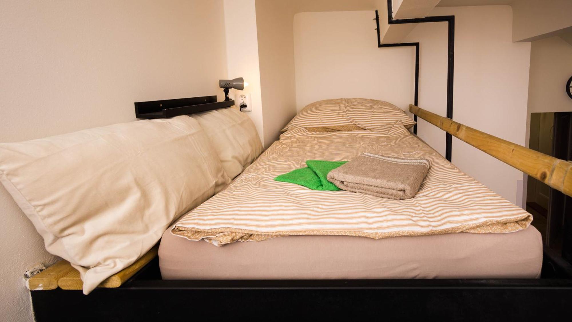 Flying Bed Close To Castle And Airport Lägenhet